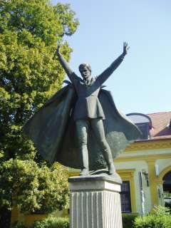 Hódmezővásárhely, Andrássy u. - Bocskai u. sarok Petőfi szobra.jpg Hódmezővásárhely, Andrássy u. - Bocskai u. sarok Petőfi szobra.jpg