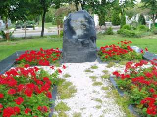 Kecskemét, Béke fasor 71A Bozsó János sírja.jpg Kecskemét, Béke fasor 71A Bozsó János sírja.jpg