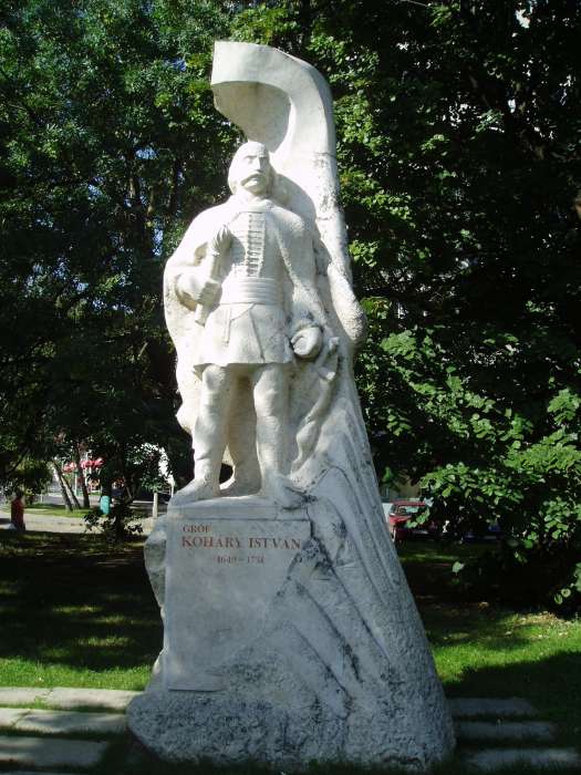 Kecskemét, Piaristák tere.jpg Kecskemét, Piaristák tere.jpg