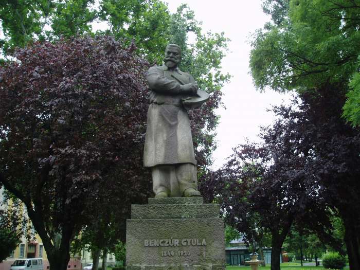 Nyíregyháza, Benczúr tér: Benczúr Gyula szobra.jpg Nyíregyháza, Benczúr tér: Benczúr Gyula szobra.jpg