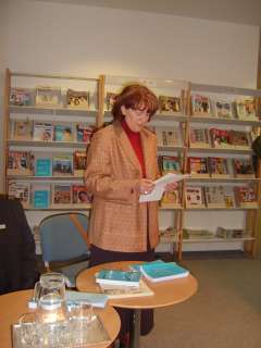 STA65522 - A Halis-év-könyvet dr. Pintérné Grundmann Frida osztályvezető ajánlotta a hallgatóságnak.JPG STA65522 - A Halis-év-könyvet dr. Pintérné Grundmann Frida osztályvezető ajánlotta a hallgatóságnak.JPG